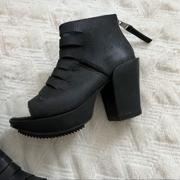 John Fluevog prepare Axe Black Leather Slit Open-Toe Platform Sandals size 9 - Picture 6 of 14